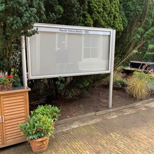 Vrijstaande informatieborden 46 De combinatie van informatiedrager en reclamemogelijkheid maakt deze vitrine een multifunctioneel communicatie-instrument voor buitengebruik.